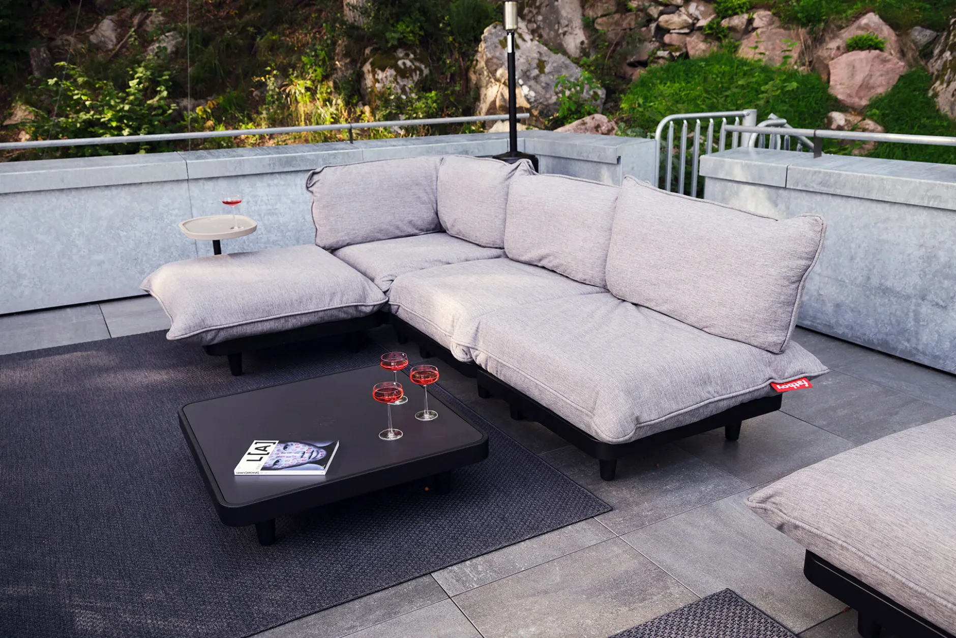 Brick Table Outdoor-Beistelltisch, schwarz, 56x39x63.5 cm